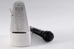 Métronome et microphone photos libres de droits Métronome et microphone photos libres de droits