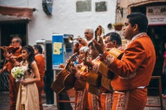MÉXICO - 23 DE SETEMBRO: O Mariachi une a execução na rua, S fotografia de stock MÉXICO - 23 DE SETEMBRO: O Mariachi une a execução na rua, S fotografia de stock