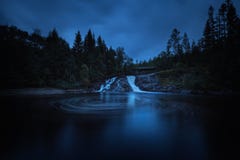 Même l'humeur dans les forêts boréales de la Norvège Cascades sur la rivière Homla images libres de droits Même l'humeur dans les forêts boréales de la Norvège Cascades sur la rivière Homla images libres de droits