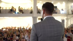 Mówca daje rozmowie na korporacyjnej Biznesowej konferenci Widownia przy sala konferencyjną BIZNESOWY wydarzenie Młody człowiek w zdjęcie wideo Mówca daje rozmowie na korporacyjnej Biznesowej konferenci Widownia przy sala konferencyjną BIZNESOWY wydarzenie Młody człowiek w zdjęcie wideo