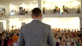 Mówca daje rozmowie na korporacyjnej Biznesowej konferenci Widownia przy sala konferencyjną BIZNESOWY wydarzenie Młody człowiek w zdjęcie wideo Mówca daje rozmowie na korporacyjnej Biznesowej konferenci Widownia przy sala konferencyjną BIZNESOWY wydarzenie Młody człowiek w zdjęcie wideo