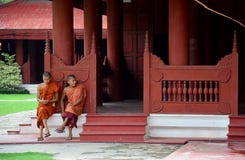 Mönche sitzen für Rest und warten sie Freunde an Mandalay-Palast lizenzfreie stockfotografie Mönche sitzen für Rest und warten sie Freunde an Mandalay-Palast lizenzfreie stockfotografie