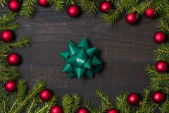 Mörk lantlig trätabellbakgrund med gåvapilbågen och jul arkivfoto Mörk lantlig trätabellbakgrund med gåvapilbågen och jul arkivfoto