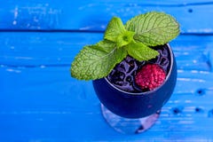 Mörk restaurangcoctail med mintkaramellen och hallonet royaltyfri fotografi Mörk restaurangcoctail med mintkaramellen och hallonet royaltyfri fotografi