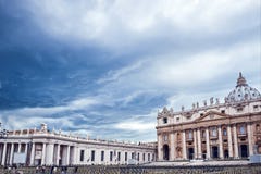 Mörker fördunklar över Sts Peter basilika i Rome, Vaticanen arkivfoto Mörker fördunklar över Sts Peter basilika i Rome, Vaticanen arkivfoto