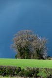 Mörkt moln, stormar och solsken med UK-väder som kan ändras i tidig vår arkivfoto Mörkt moln, stormar och solsken med UK-väder som kan ändras i tidig vår arkivfoto