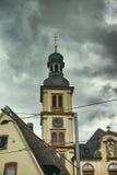 Mörkt molnstadslopp, utrymme för text, gammal kyrka, arkitekturmannheim seckenheim royaltyfri foto Mörkt molnstadslopp, utrymme för text, gammal kyrka, arkitekturmannheim seckenheim royaltyfri foto