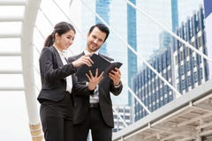 Möte för chefer för funktionsdugligt projekt Affärsbesättningarbete med ny sta royaltyfria bilder Möte för chefer för funktionsdugligt projekt Affärsbesättningarbete med ny sta royaltyfria bilder