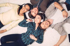 Música que escucha de los amigos multirraciales felices fotos de archivo libres de regalías Música que escucha de los amigos multirraciales felices fotos de archivo libres de regalías