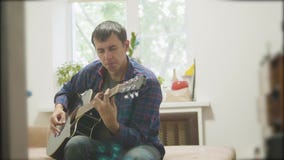 músico de sexo masculino que toca la guitarra acústica hombre que juega el vídeo de la cámara lenta de la guitarra acústica en fo almacen de video músico de sexo masculino que toca la guitarra acústica hombre que juega el vídeo de la cámara lenta de la guitarra acústica en fo almacen de video