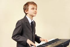 Músico novo do novato no terno que joga o synth eletrônico Imagem de Stock Músico novo do novato no terno que joga o synth eletrônico Imagem de Stock