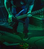 Músico que joga a guitarra em um clube fotografia de stock Músico que joga a guitarra em um clube fotografia de stock