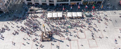 MÜNCHEN, Deutschland - 5. Mai 2018: Vogelperspektive der Spitze des München-Stadtzentrums, Marienplatz, mit Leuten drängen oben s stockfotos MÜNCHEN, Deutschland - 5. Mai 2018: Vogelperspektive der Spitze des München-Stadtzentrums, Marienplatz, mit Leuten drängen oben s stockfotos