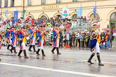 München, Duitsland, 18 September, 2016: De Traditionele Kostuumparade tijdens Octoberfest 2016 in München stock afbeelding München, Duitsland, 18 September, 2016: De Traditionele Kostuumparade tijdens Octoberfest 2016 in München stock afbeelding