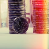 Münze von zehn Eurocents auf dem Hintergrund von gefalteten Münzen und von p lizenzfreies stockfoto Münze von zehn Eurocents auf dem Hintergrund von gefalteten Münzen und von p lizenzfreies stockfoto