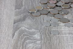 Münzen sind auf der hölzernen grauen Tabelle stockfotografie Münzen sind auf der hölzernen grauen Tabelle stockfotografie