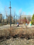 Mütter und Kinder auf dem Spielplatz im Park stockbilder Mütter und Kinder auf dem Spielplatz im Park stockbilder