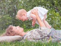 Mütterlicher Hintergrund Mutter mit Kind Junges Mutter-Porträt Elterliche, natürliche Idee Babyausgabenzeit mit Mutter Frau ` s lizenzfreies stockfoto Mütterlicher Hintergrund Mutter mit Kind Junges Mutter-Porträt Elterliche, natürliche Idee Babyausgabenzeit mit Mutter Frau ` s lizenzfreies stockfoto