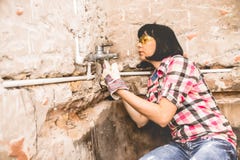 Mądra kobieta naprawia jej łazienka zlew drymbę fotografia stock Mądra kobieta naprawia jej łazienka zlew drymbę fotografia stock