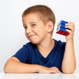mądry chłopak Dziecko rozwiązywał problem Zbierał Rubik ` s sześcian zdjęcia royalty free mądry chłopak Dziecko rozwiązywał problem Zbierał Rubik ` s sześcian zdjęcia royalty free