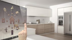 Mądrze domowy kontrolny pojęcie, ręka kontroluje cyfrowego interfejs od wiszącej ozdoby app Zamazany tło pokazuje nowożytną kuchn zdjęcie stock Mądrze domowy kontrolny pojęcie, ręka kontroluje cyfrowego interfejs od wiszącej ozdoby app Zamazany tło pokazuje nowożytną kuchn zdjęcie stock