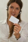 Mądrze dziewczyna z bank-card w jej ręce obrazy stock Mądrze dziewczyna z bank-card w jej ręce obrazy stock