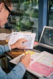 Mądrze młody studencki ogniskowanie na jego zadaniu zdjęcia stock Mądrze młody studencki ogniskowanie na jego zadaniu zdjęcia stock