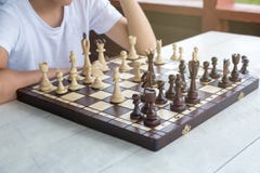 Mądrze, śliczna, młoda chłopiec, robi ruchowi na chessboard Edukacji pojęcie, intelektualna gra, trenuje zdjęcia stock Mądrze, śliczna, młoda chłopiec, robi ruchowi na chessboard Edukacji pojęcie, intelektualna gra, trenuje zdjęcia stock