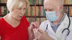Męska profesjonalista lekarka przy pracą Starszego mężczyzna lekarza fundy starsza żeńska cierpliwa daje grypowa pigułka zbiory wideo Męska profesjonalista lekarka przy pracą Starszego mężczyzna lekarza fundy starsza żeńska cierpliwa daje grypowa pigułka zbiory wideo