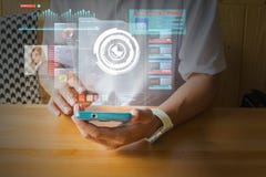 Męska ręka używać Cyfrowego Bezprzewodowego Mądrze telefon Z Virutal Realit obraz stock Męska ręka używać Cyfrowego Bezprzewodowego Mądrze telefon Z Virutal Realit obraz stock