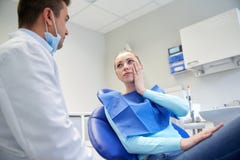 Męski dentysta z kobieta pacjentem przy kliniką obraz royalty free Męski dentysta z kobieta pacjentem przy kliniką obraz royalty free