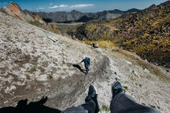 Męski podróżnik Siedzi Na Odgórnej górze I Cieszy się Mountain View W lecie Grupa turysta wspinaczki Ciężkie Punktu widzenia strz obrazy royalty free Męski podróżnik Siedzi Na Odgórnej górze I Cieszy się Mountain View W lecie Grupa turysta wspinaczki Ciężkie Punktu widzenia strz obrazy royalty free