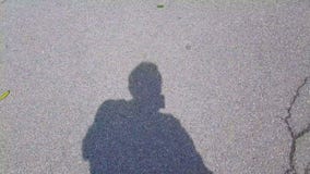 Męski turystyczny cień, więźniarski kryminalny odprowadzenie na asfaltowej drodze, patrzeje wokoło zdjęcie wideo Męski turystyczny cień, więźniarski kryminalny odprowadzenie na asfaltowej drodze, patrzeje wokoło zdjęcie wideo