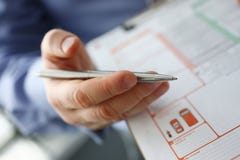 Męski ubezpieczający ręki chwyta srebra pióro wypadek obrazy stock Męski ubezpieczający ręki chwyta srebra pióro wypadek obrazy stock