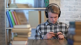 Męski uczeń podczas online uczenie kursu zdjęcie wideo Męski uczeń podczas online uczenie kursu zdjęcie wideo