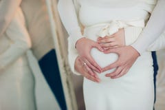 Męża przytulenia brzucha ciężarna żona, miłość, antycypacja, postawa, styl życia zdjęcia stock Męża przytulenia brzucha ciężarna żona, miłość, antycypacja, postawa, styl życia zdjęcia stock