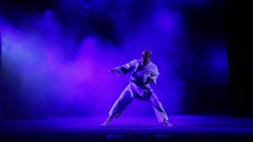Mężczyzna angażuje w karate - wykonuje obdurations przeciw tłu barwiony dym zdjęcie wideo Mężczyzna angażuje w karate - wykonuje obdurations przeciw tłu barwiony dym zdjęcie wideo