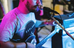 Mężczyzna bawić się gitarę zdjęcia stock Mężczyzna bawić się gitarę zdjęcia stock