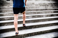 Mężczyzna bieg na schodkach, jogger zdjęcia royalty free Mężczyzna bieg na schodkach, jogger zdjęcia royalty free