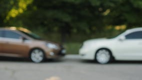 Mężczyzna daje samochodowemu kluczowi inny mężczyzna zbiory wideo Mężczyzna daje samochodowemu kluczowi inny mężczyzna zbiory wideo