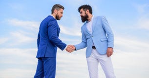 Mężczyzna formalni kostiumy trząść ręki niebieskiego nieba tło Transakcja biznesowa zatwierdzająca akceptującą oba partnerami prz zdjęcie royalty free Mężczyzna formalni kostiumy trząść ręki niebieskiego nieba tło Transakcja biznesowa zatwierdzająca akceptującą oba partnerami prz zdjęcie royalty free