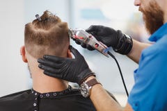Mężczyzna fryzjer męski słuzyć klienta w salonie obraz stock Mężczyzna fryzjer męski słuzyć klienta w salonie obraz stock