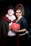 Mężczyzna i kobieta jest ubranym jako wampir i czarownica. Halloween zdjęcie stock Mężczyzna i kobieta jest ubranym jako wampir i czarownica. Halloween zdjęcie stock