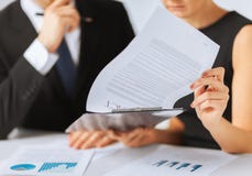 Mężczyzna i kobiety podpisywania kontrakta papier obraz stock Mężczyzna i kobiety podpisywania kontrakta papier obraz stock