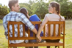 Mężczyzna jest unfaithful w parku zdjęcia stock Mężczyzna jest unfaithful w parku zdjęcia stock