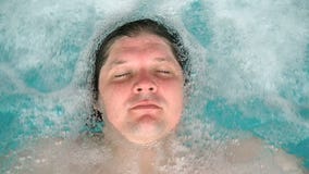 Mężczyzna kłama relaksuje w jacuzzi i przymknięcie jego ono przygląda się Kaukaski mężczyzna odpoczywa w basenie kłama na wodzie zbiory wideo Mężczyzna kłama relaksuje w jacuzzi i przymknięcie jego ono przygląda się Kaukaski mężczyzna odpoczywa w basenie kłama na wodzie zbiory wideo