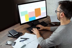 Mężczyzna, mężczyzny obsiadanie przy stołem w biurze, pracuje na komputerze Pojęcie biurowa praca kosmos kopii zdjęcia stock Mężczyzna, mężczyzny obsiadanie przy stołem w biurze, pracuje na komputerze Pojęcie biurowa praca kosmos kopii zdjęcia stock