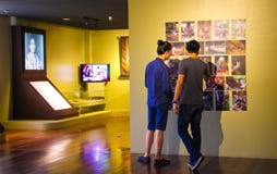 Mężczyzna odwiedza muzeum zdjęcie stock Mężczyzna odwiedza muzeum zdjęcie stock