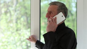 Mężczyzna opowiada na smartphone z poważnym spojrzeniem twarz zdjęcie wideo Mężczyzna opowiada na smartphone z poważnym spojrzeniem twarz zdjęcie wideo