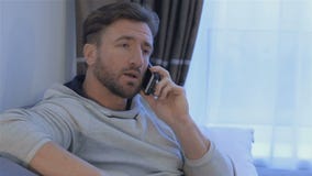 Mężczyzna opowiada na telefonie w domu Mężczyzna opowiada na telefonie w domu